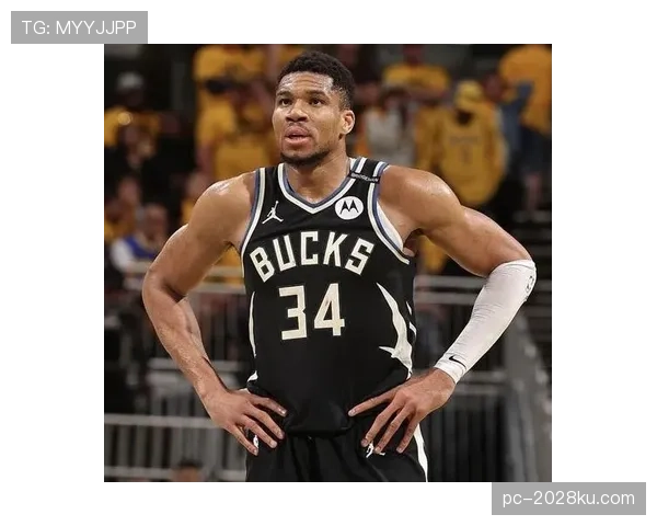 扬尼斯·阿德托昆博豪宅门口骑共享单车遛娃，路人表情包直接上线