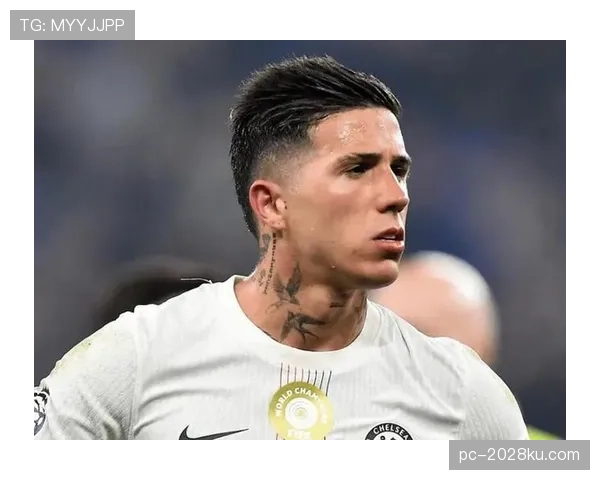 恩佐·费尔南德斯在豪宅厨房煮泡面，这反差感笑抽我了