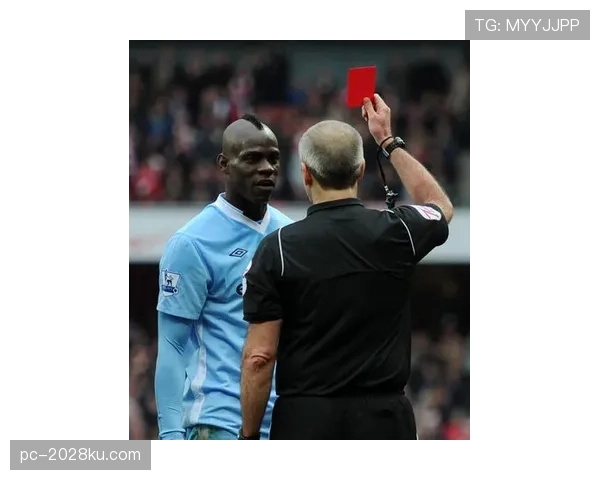 巴洛特利裤兜里塞的到底是什么钱包？这生活跟赛场画风差太远了吧！