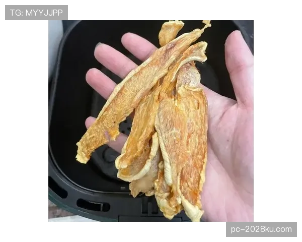 安赛龙家的冰箱里塞满有机蔬菜，训练完直接啃生鸡胸肉当零食